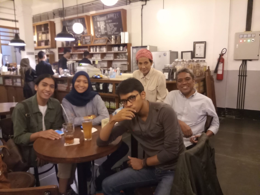 Keluarga Ari Mampir ke Kedai